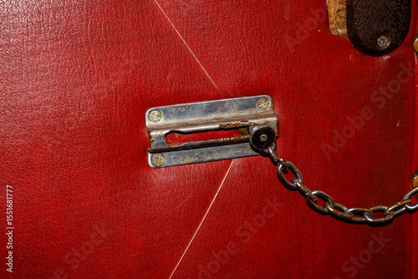 Obraz Old Door Chain Lock on Red Leather Upholstered Door — Vintage Security Lock, Interior Safety Element, Retro Hardware, Home Entrance Protection