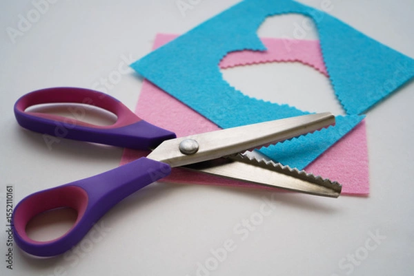 Obraz The scissors are on the felt fragments. Crafting and sewing work.
