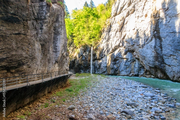 Obraz The Aare Gorge (German: Aareschlucht) is a section of the river Aare that carves through a limestone ridge near the town of Meiringen, in the Bernese Oberland region of Switzerland