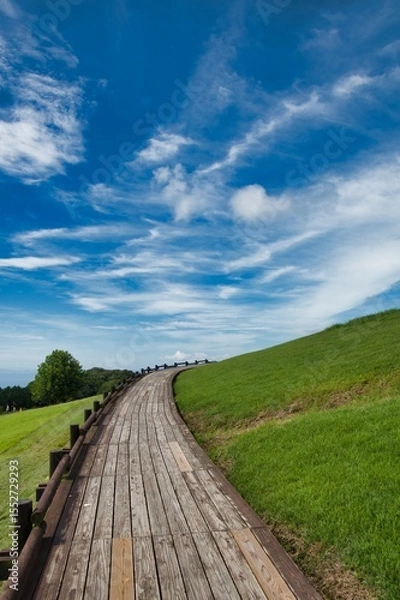 Fototapeta A hill with a panoramic view and the tail to the sky.  Hanazashiki Awaji Island, Hyogo
