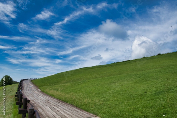 Fototapeta A hill with a panoramic view and the tail to the sky.  Hanazashiki Awaji Island, Hyogo
