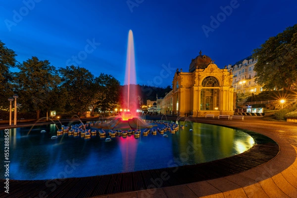 Fototapeta Marianske Lazne (Marienbad) - Main colonnade and singing fountain at night - center of great famous Bohemian spa town in the west part of the Czech Republic (region Karlovy Vary)	
