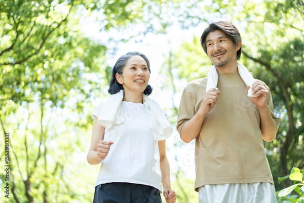 Fototapeta 公園をウォーキングするミドル夫婦