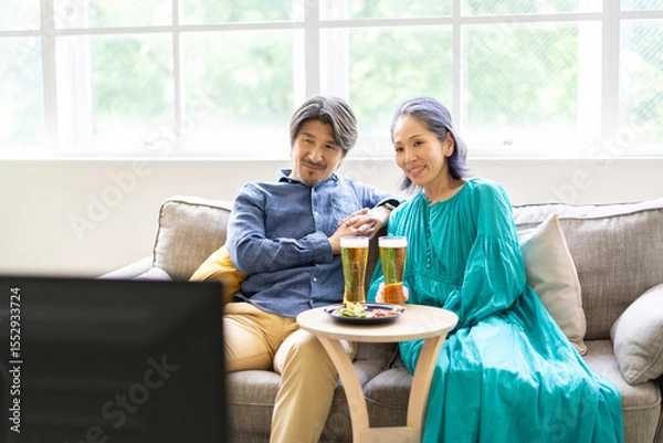 Fototapeta テレビを見る男女