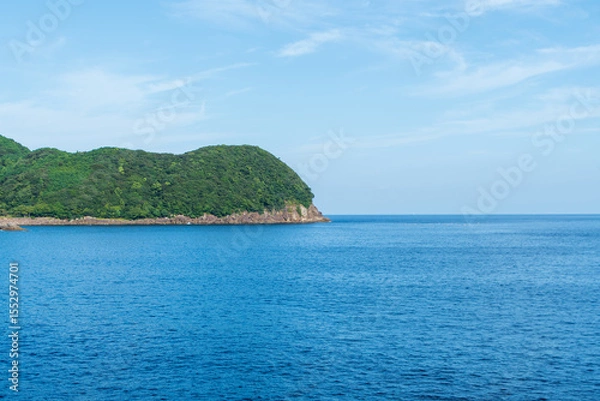 Fototapeta 熊野市海岸の青い海と緑の岬