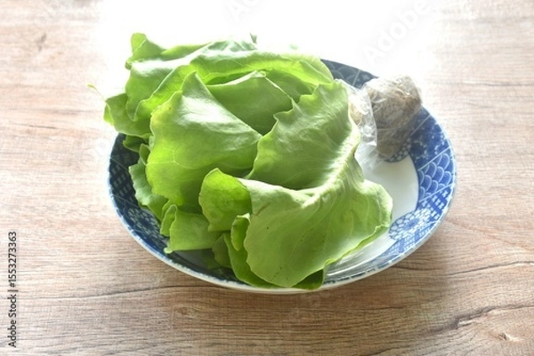 Obraz fresh green cos or  Romaine lettuce vegetable salad with drop of water arranging on plate