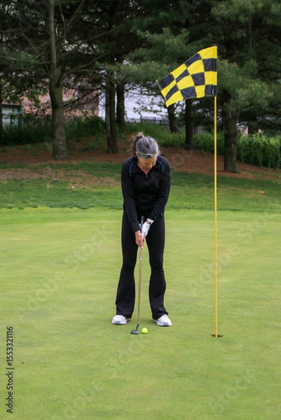 Obraz Golfer Preparing to Make a Putt