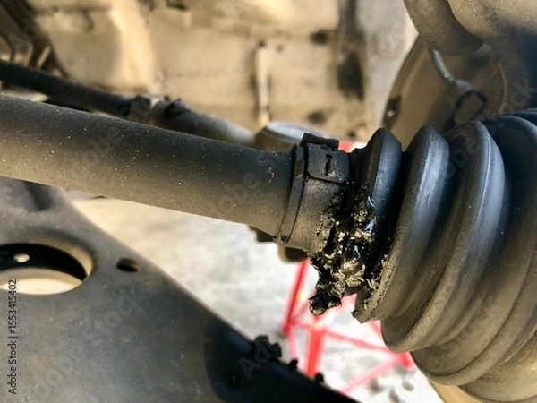 Obraz 破れてグリスが漏れているドライブシャフトブーツ