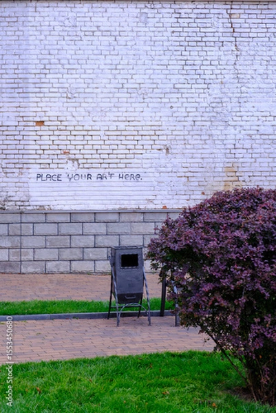 Obraz red brick wall with flowers