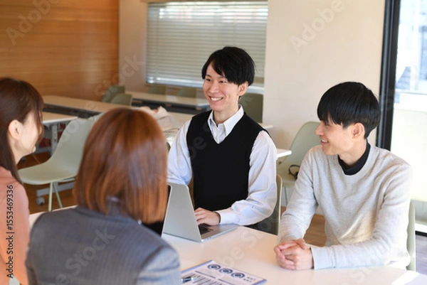 Obraz 会議をするアジア人男女のビジネスパーソン