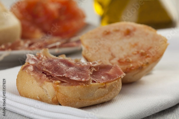 Fototapeta Pan tumaca. Bread with tomato and jamon serrano with olive oil