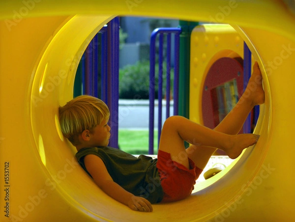 Fototapeta boy in tunnel
