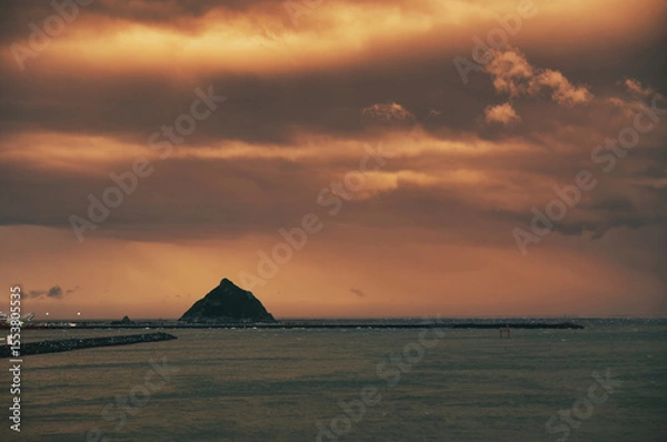 Obraz Long pier at the harbour of New Plymouth, New Zealand, just after sunset. The pyramid-shaped rock is called Whareumu (Lion Rock)
