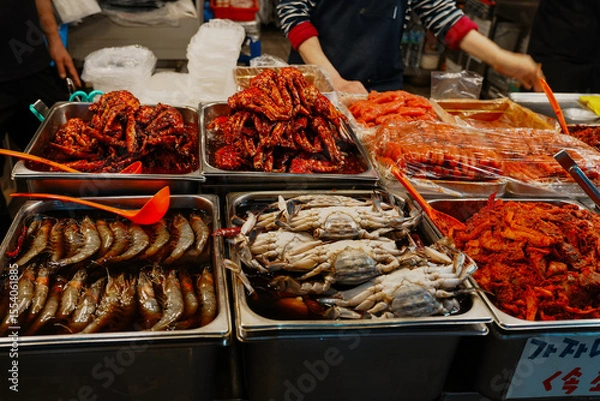 Fototapeta Vibrant Korean Seafood Delicacies: Marinated Crabs, Shrimp, and Kimchi at Gwangjang Market, Seoul