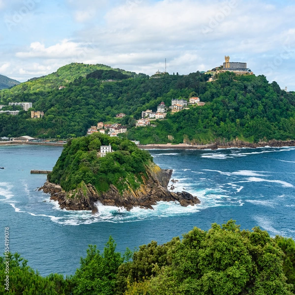 Fototapeta Santa Clara Island in the center of La Concha Bay in the coastal city of San Sebastian, Basque Country.