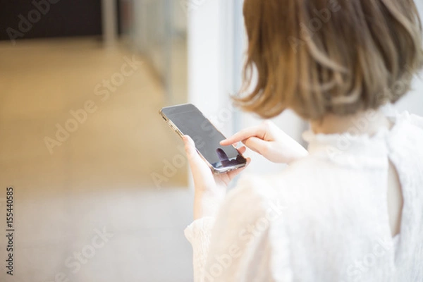 Obraz スマホを操作する女性
