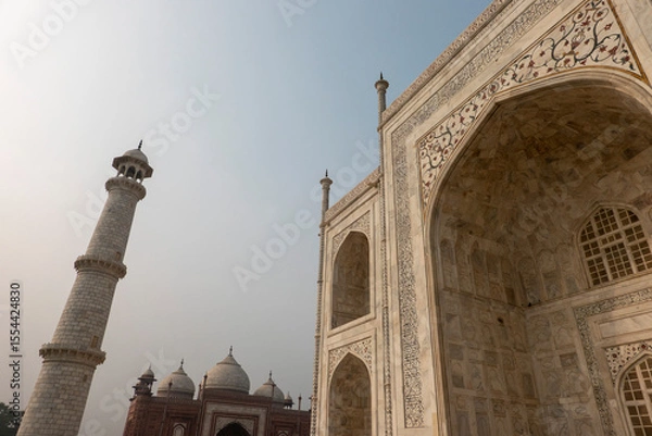 Obraz The Taj Mahal.  Wide angle from below