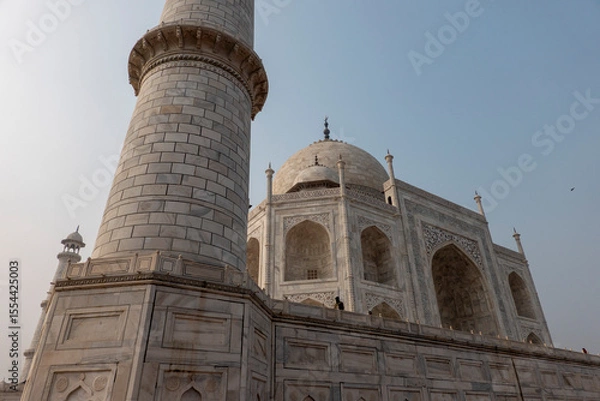 Obraz The Taj Mahal.  Wide angle from below
