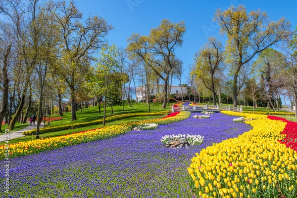 Obraz Spring Elegance at Emirgan Grove: Ottoman Pavilion Amid Blooming Tulips