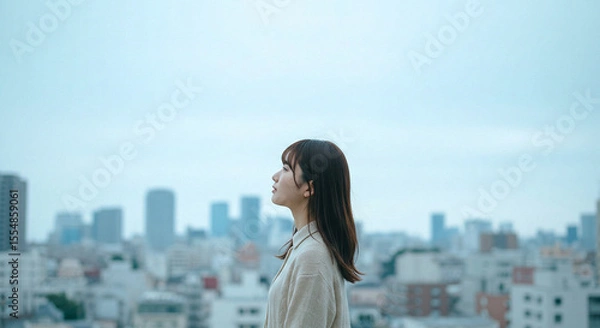Obraz 都会の空を見上げる日本人女性