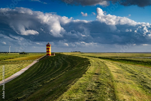 Obraz Gewitterwolken über dem Pilsumer Leuchtturm in Ostfriesland, Deutschland