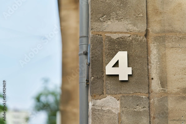 Obraz Hausnummer 4 an der Fassade eines Hauses in der Altstadt von Nürnberg