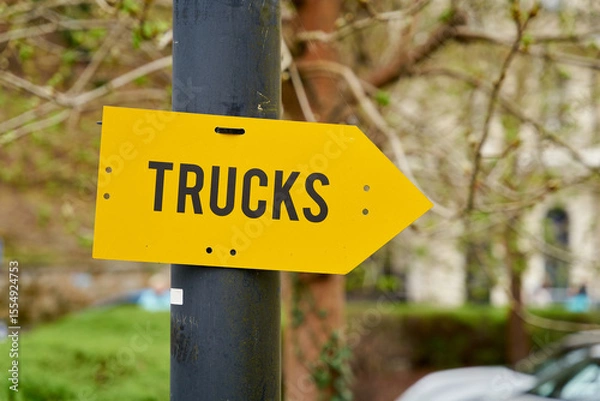 Obraz Parkplatz für größere Fahrzeuge, Trucks an einem Hotel in Karlovy Vary in Tschechien  

