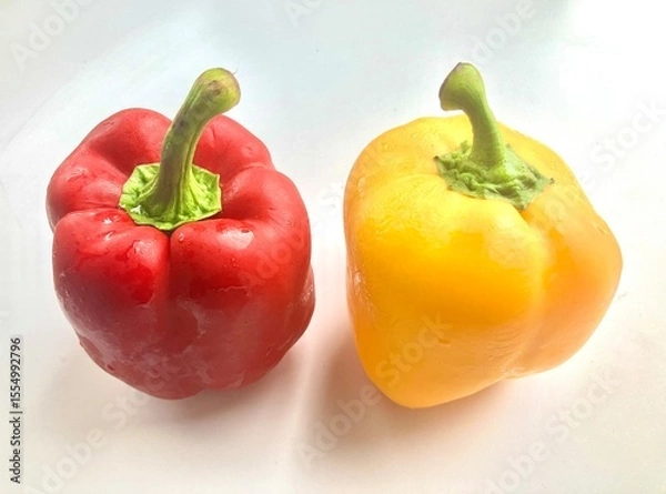 Fototapeta 赤と黄色の２つ並んだパプリカ