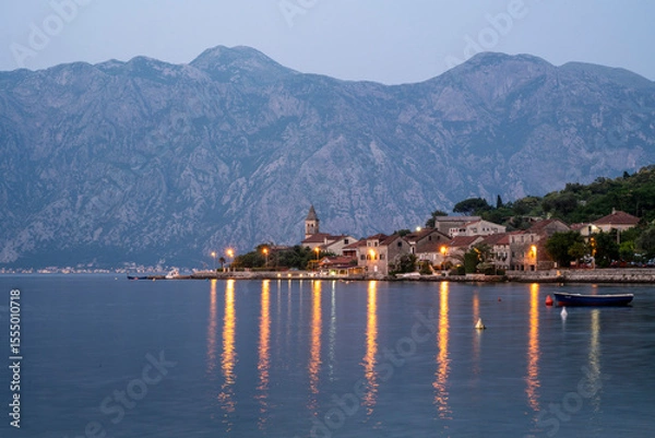 Obraz Village littoral à la tombée de la nuit  dans les bouches de Kotor , Montenegro