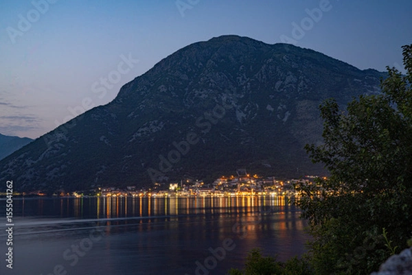 Obraz Vue de Perast dans les bouches de Kotor à la tombée de la nuit