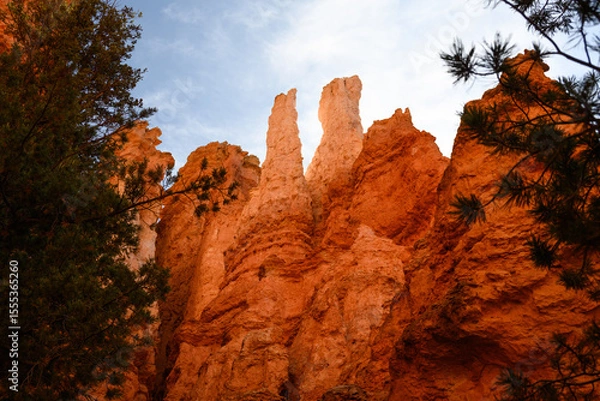 Obraz Looking up at dramatic twin orange rock hoodoos, summer vacation exploring in Bryce Canyon National Park, Utah
