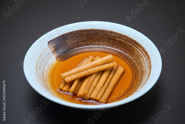 Obraz 黒酢で漬けられたごぼうの甘酢漬け