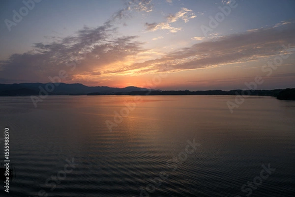 Obraz 静かに色づいた朝の猪鼻湖