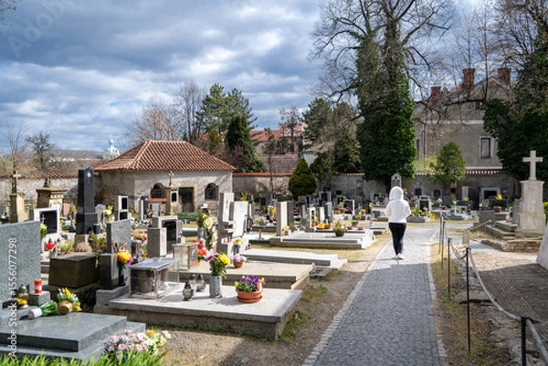 Obraz Mujer caminando entre tumbas del cementerio San Pedro, en la ciudad de Salzburgo
