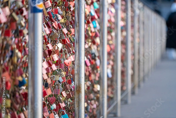 Obraz Gran cantidad de candados de promesas de amor colgando de un puente de ciudad europea