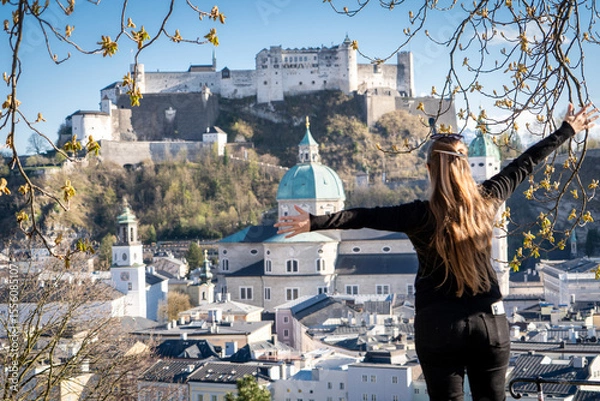 Obraz Mujer turista feliz explorando la ciudad de Salzburgo, admirando bellas vistas desde un mirador en altura