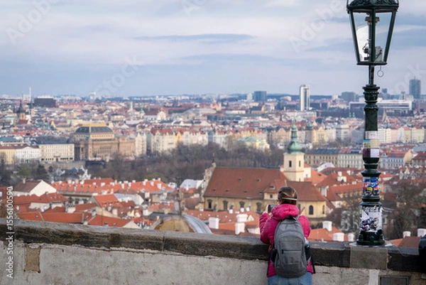 Obraz Mujer turista tomando una fotografía de las vistas de la ciudad de Praga, desde un mirador en la colina del Castillo
