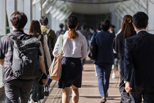 Fototapeta 朝、出社する女性の後ろ姿