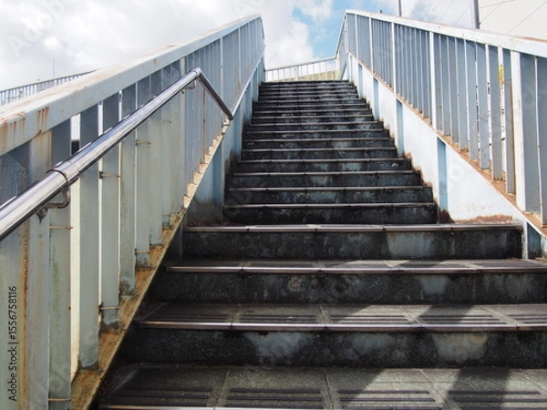 Obraz 曇り空に続く朽ちた階段