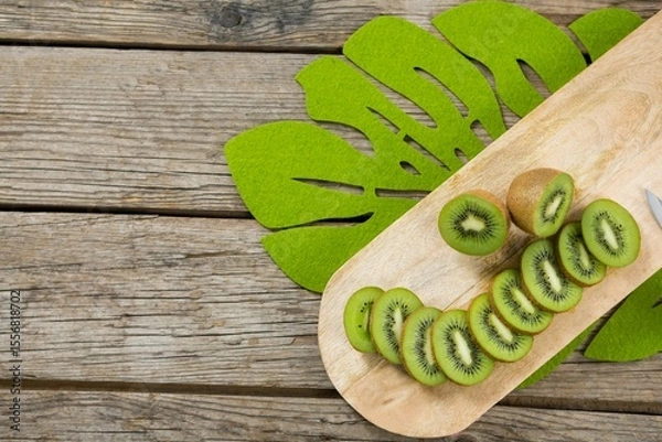 Obraz Kiwi slices on wooden cutting board