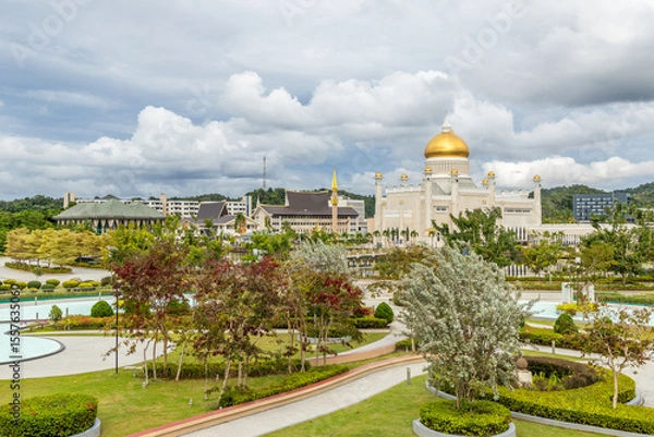 Fototapeta City central garden of Omar Ali Saifuddien Mosque golden domes and minarets with downtown in the background, Bandar Seri Begawan, Borneo, Sultanate Brunei Darussalam