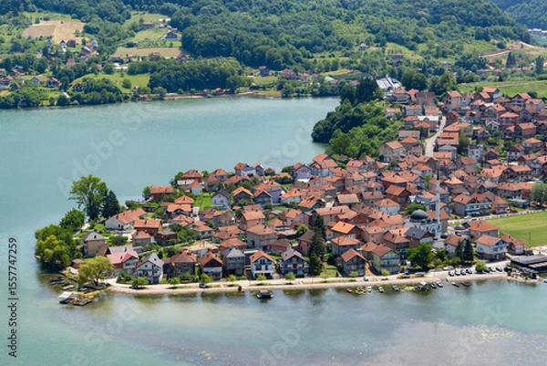 Fototapeta The cozy town of Divic on the bank of the Drina River, surrounded by the Balkan Mountains. Bosnia and Herzegovina