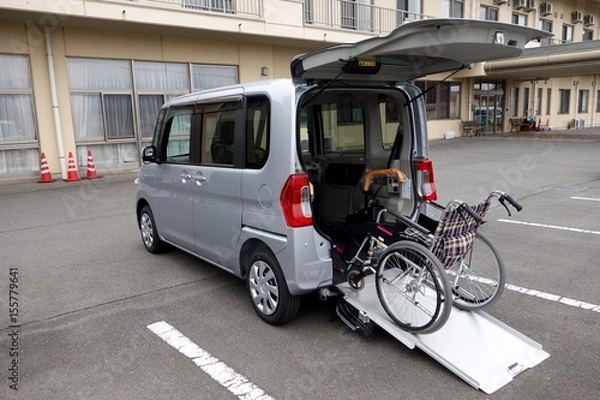 Fototapeta 車椅子を移送車両に積み込む