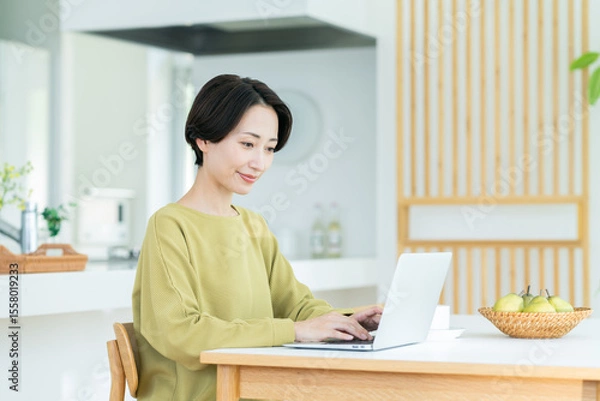 Obraz 自宅でパソコンを使うミドルの女性