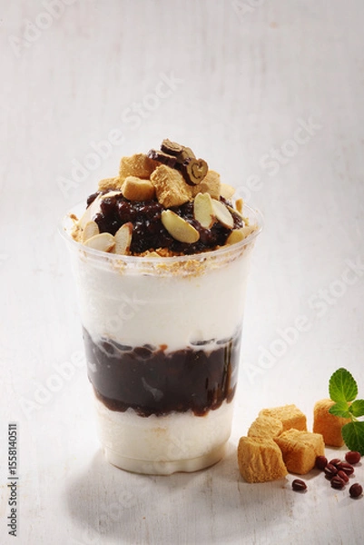 Obraz 일회용 컵에 담긴 시원하고 달콤한 팥인절미 눈꽃 빙수.