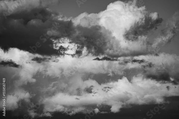 Obraz 風に流れる不規則な破片状の層雲