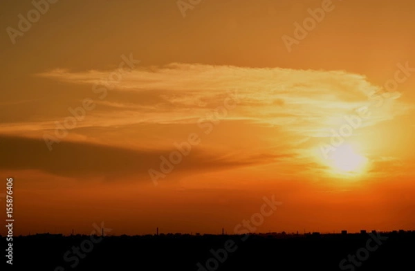 Fototapeta 豪快なスジ雲と都会の街並み