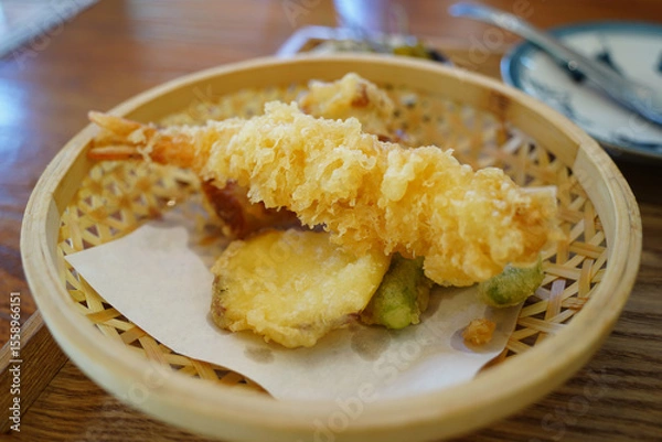 Obraz Crispy Shrimp and Vegetable Tempura in a Traditional Bamboo Basket – Japanese Fried Food Close-Up