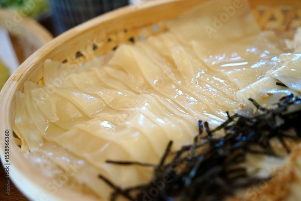 Obraz Glossy Cold Udon Noodles in a Bamboo Basket with Ice and Nori – Japanese Cuisine Close-Up