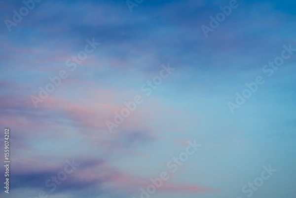 Obraz ピンクと青のパステルカラーが美しい、幻想的な夕焼けの空。水彩画のように滲んだ雲が作り出す、夢の中のような優しいグラデーション背景。スピリチュアルで癒やしを感じる、エモーショナルなイメージ。

